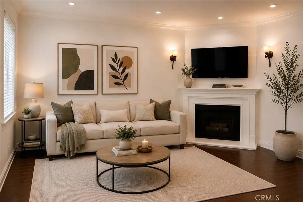 4128 Whitsett 101 — photo