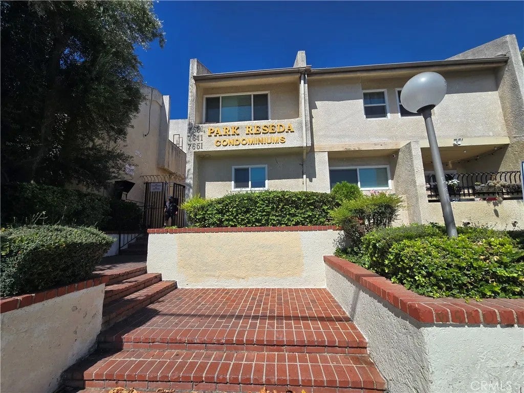 7641 Reseda 120 — photo