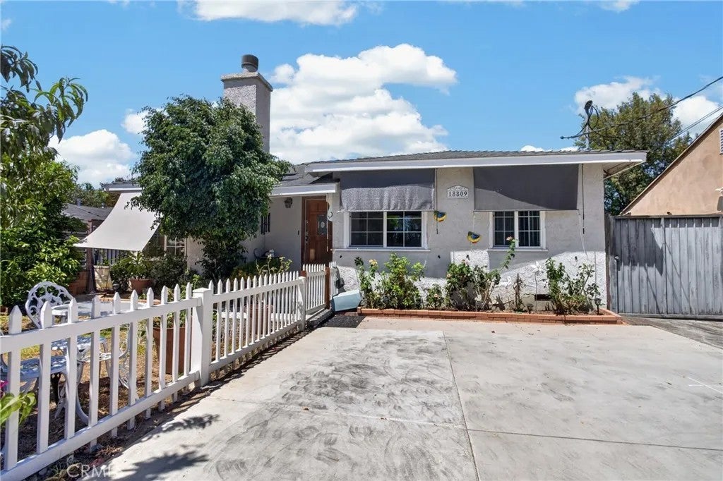18809 Vanowen — photo
