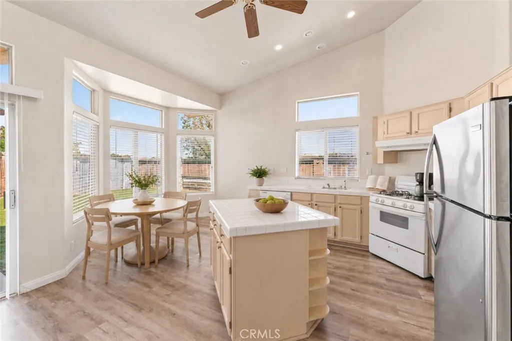 1645 E Kettering, Lancaster, CA 93535 — photo 3