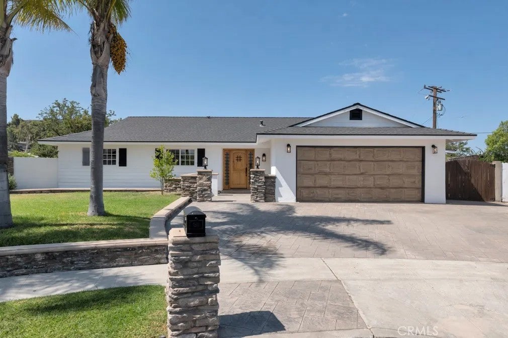 805 Moffatt Circle — photo