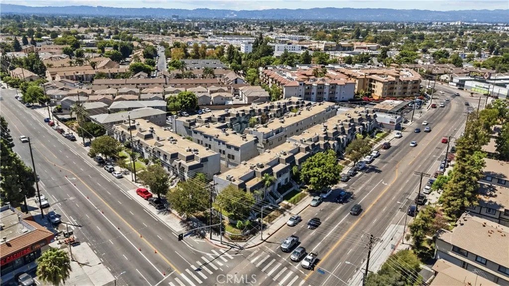 14500 Van Nuys 29 — photo