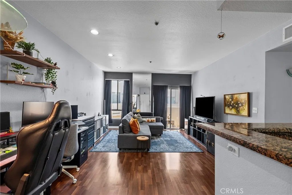 19350 Sherman Way. 328 — photo