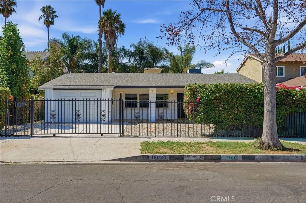 16020 Kittridge Street — photo