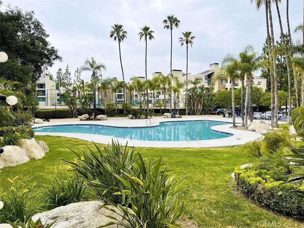 5500 Owensmouth 218 — photo