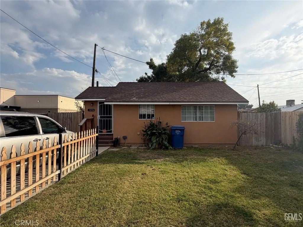 121 Roberts — photo
