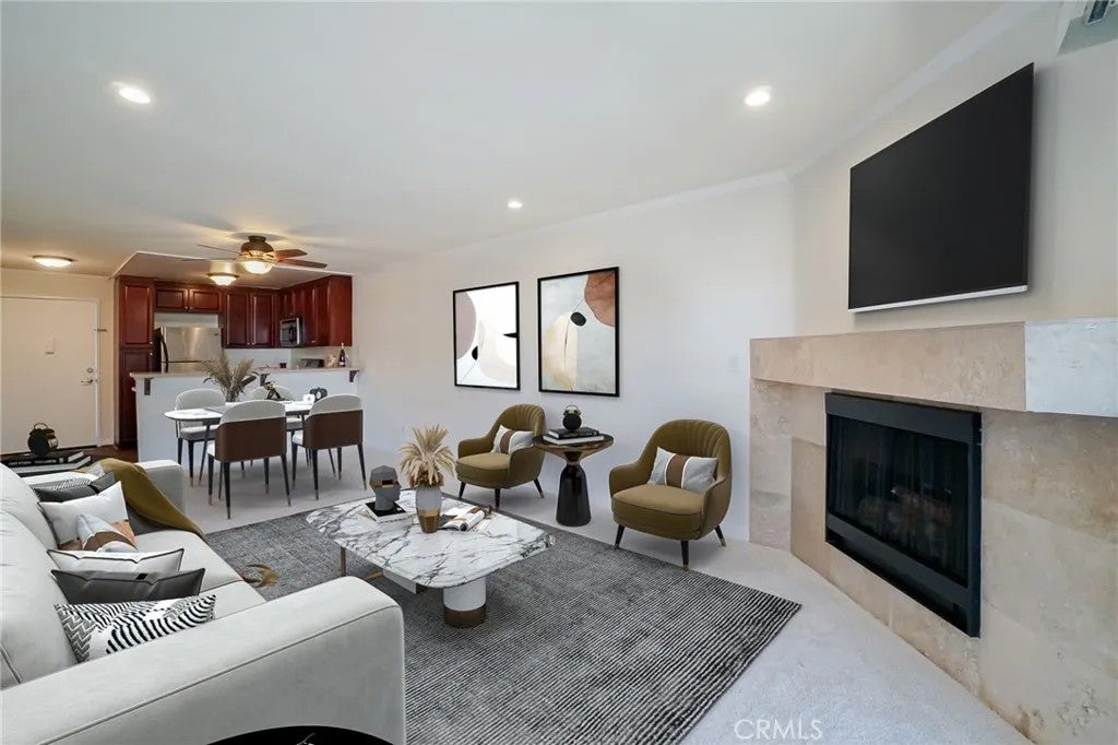 5510 Owensmouth Avenue 209 — photo