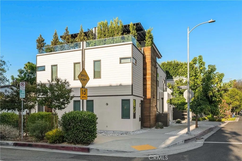 14659 Moorpark — photo