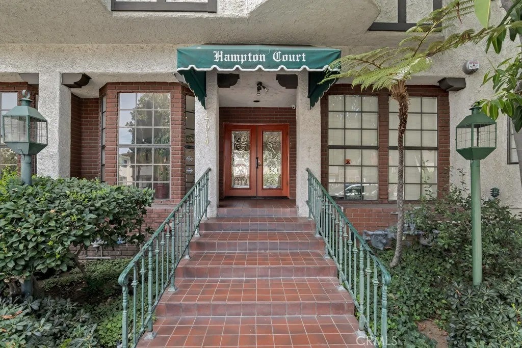 17914 Magnolia Boulevard 121 — photo