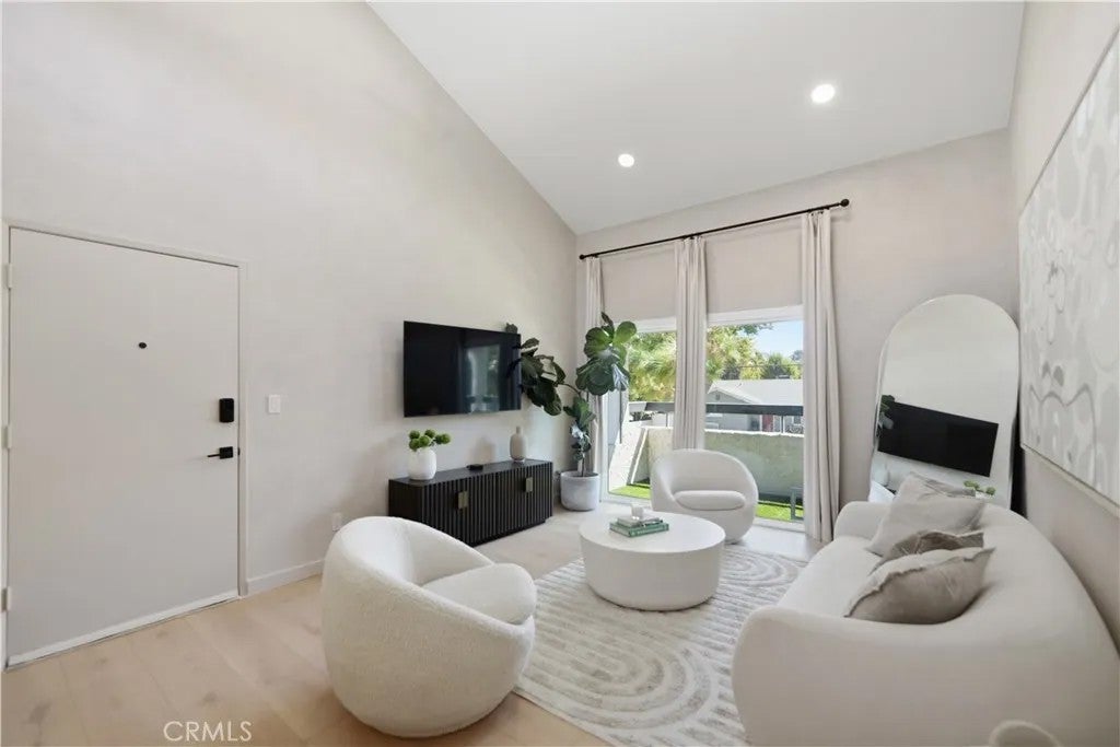 25039 Peachland Avenue 204 — photo