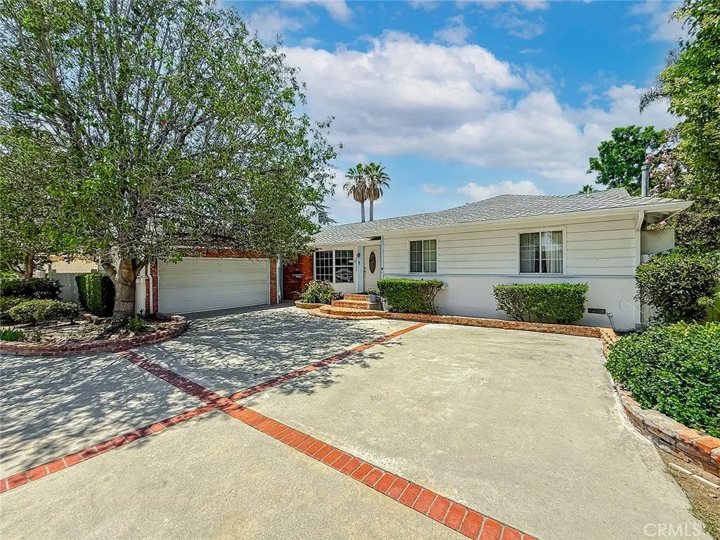 8809 Oak Park Avenue — photo
