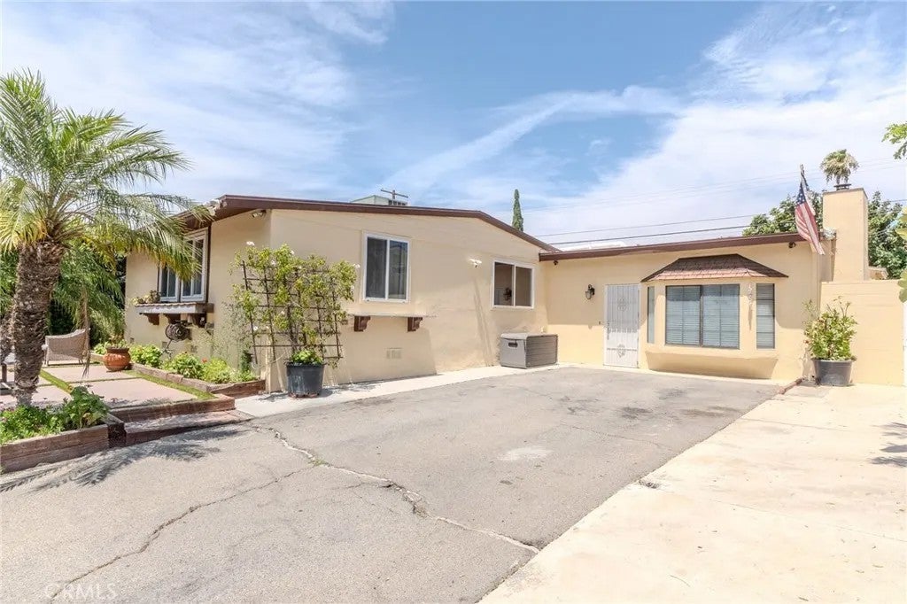 8636 Colbath — photo