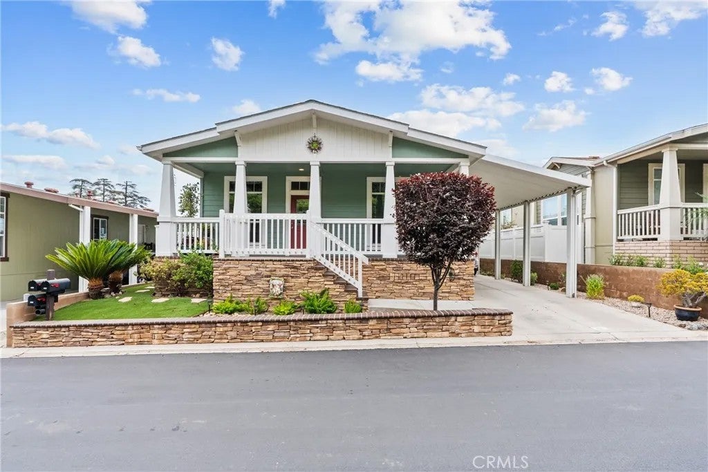 15455 Glenoaks 481 — photo