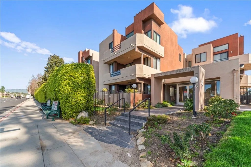7826 Topanga Canyon Blvd 308 — photo