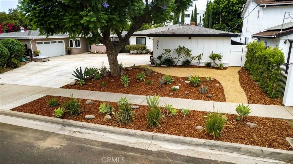 5747 Agnes Avenue — photo
