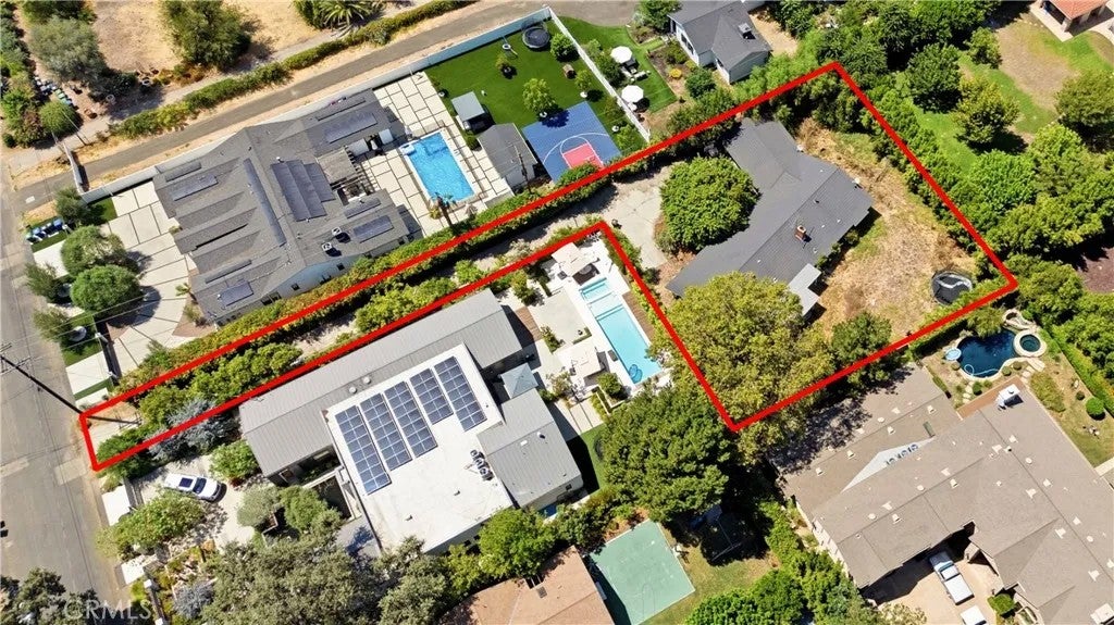 23347 Collins Street — photo