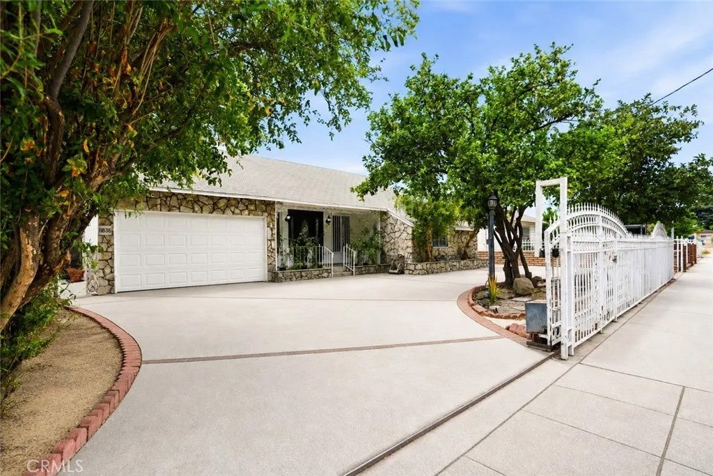 11840 Gilmore — photo