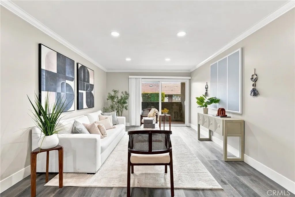 278 N Wilshire 108 — photo