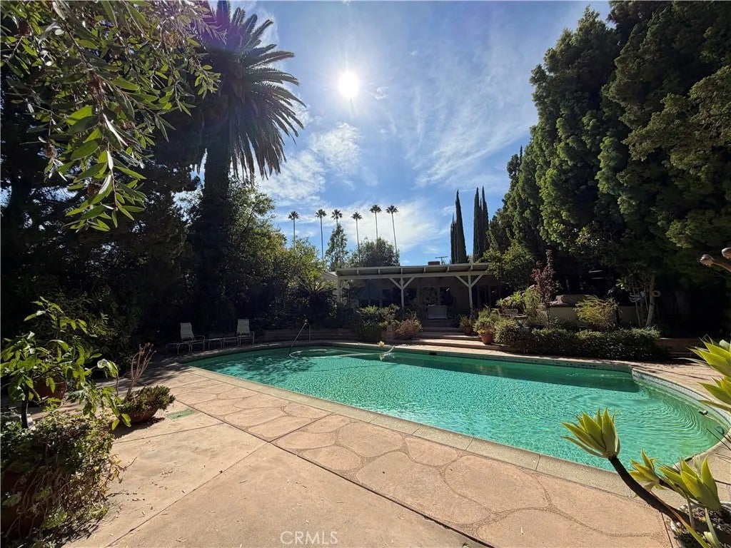 5412 Encino Ave. — photo
