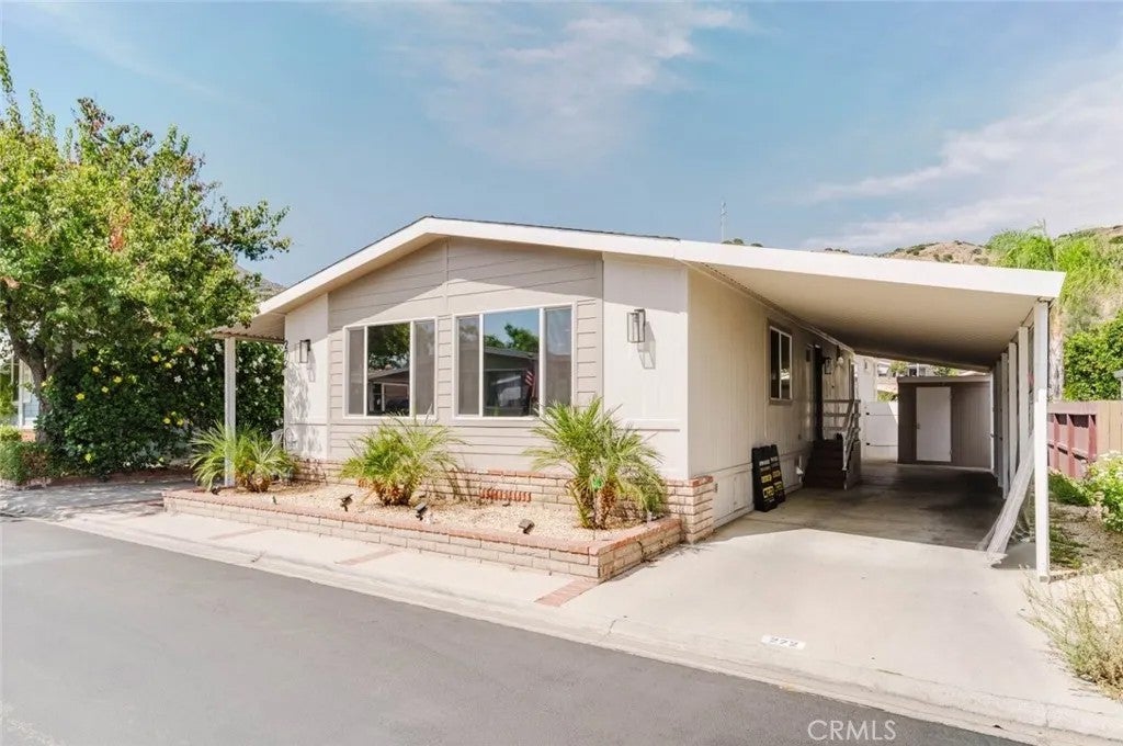 15455 Glenoaks 272 — photo