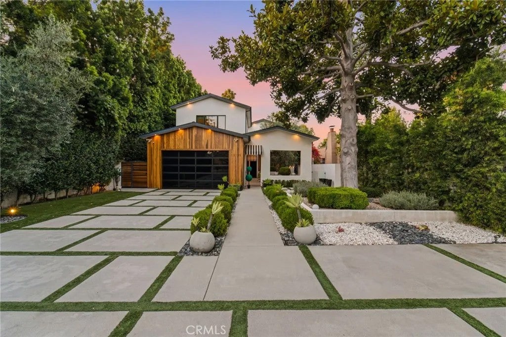 13135 Chandler Boulevard — photo