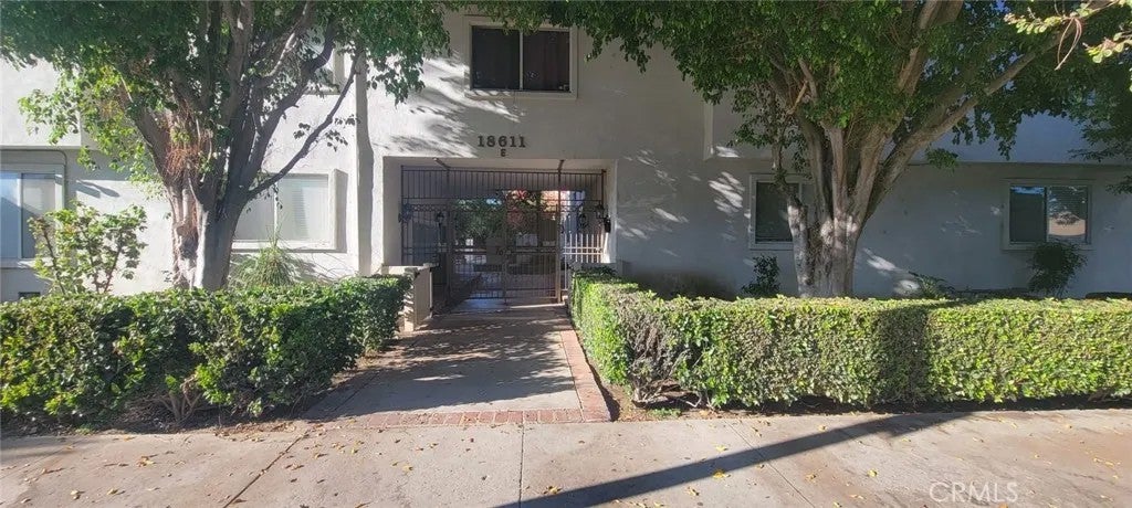 18611 Collins Street E 33 — photo