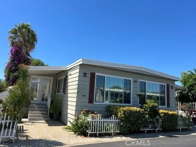8811 Canoga 109 — photo