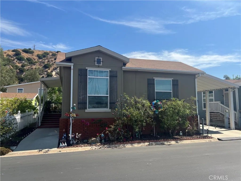 15455 Glenoaks 181 — photo