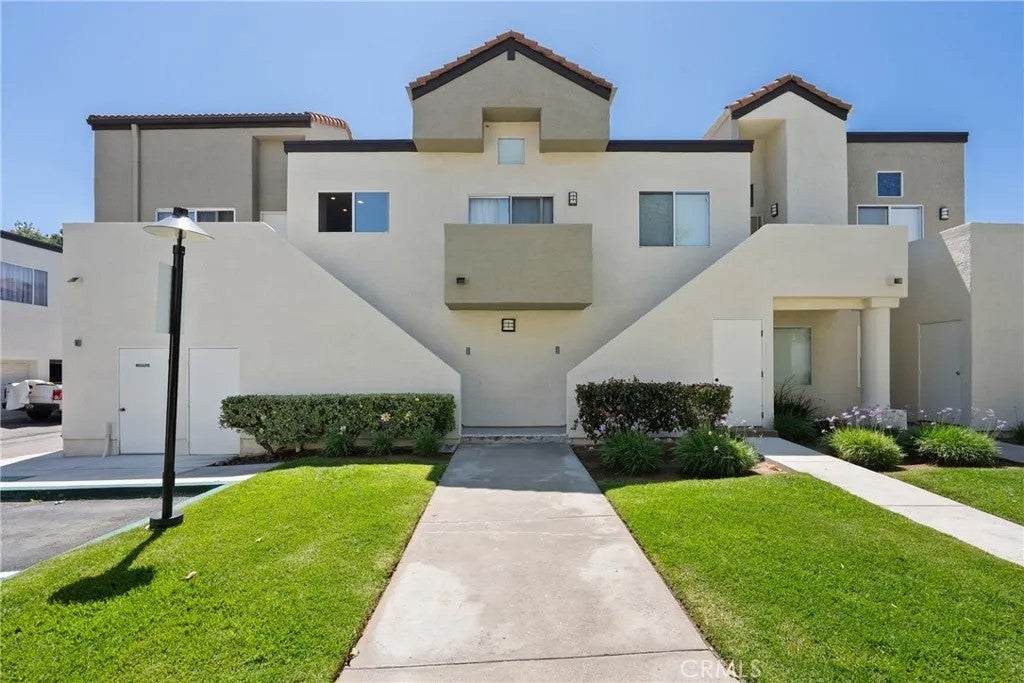 21200 Trumpet 205 — photo