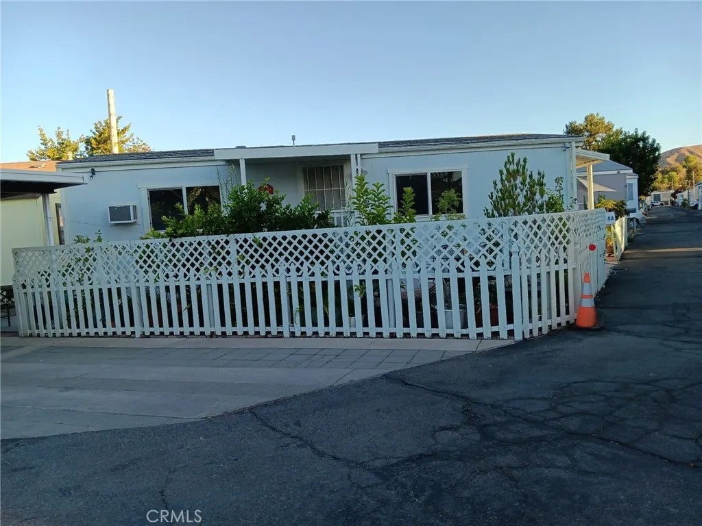 18204 Soledad Canyon Rd — photo