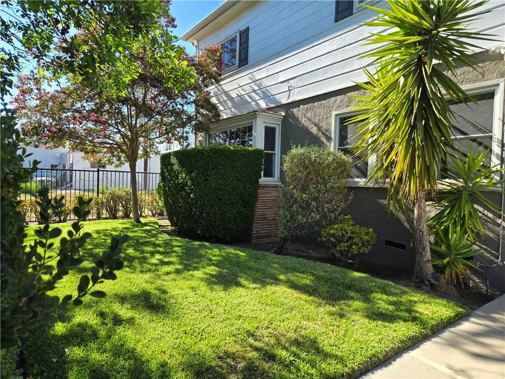 10939 Moorpark — photo