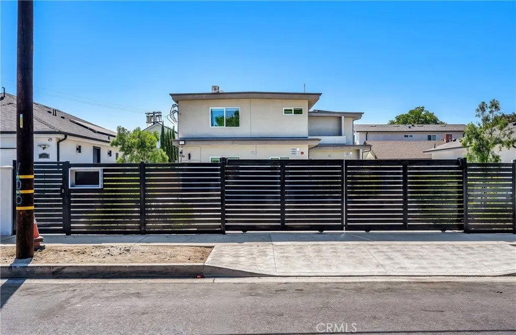 10882 Dora — photo