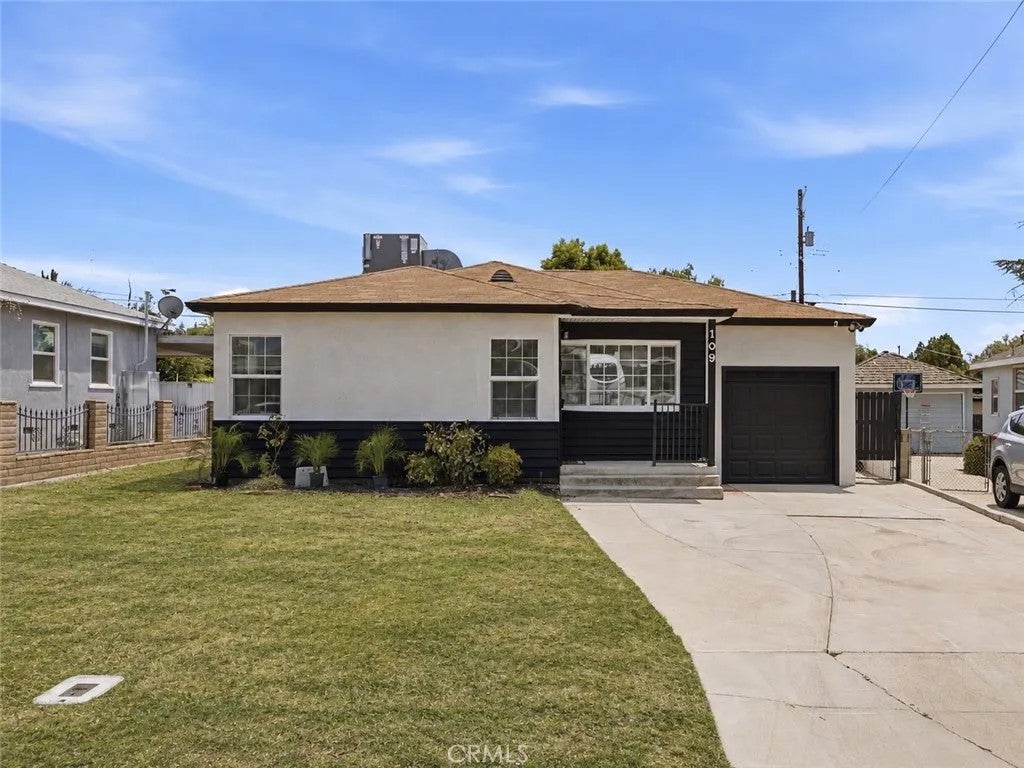109 La Mesa — photo