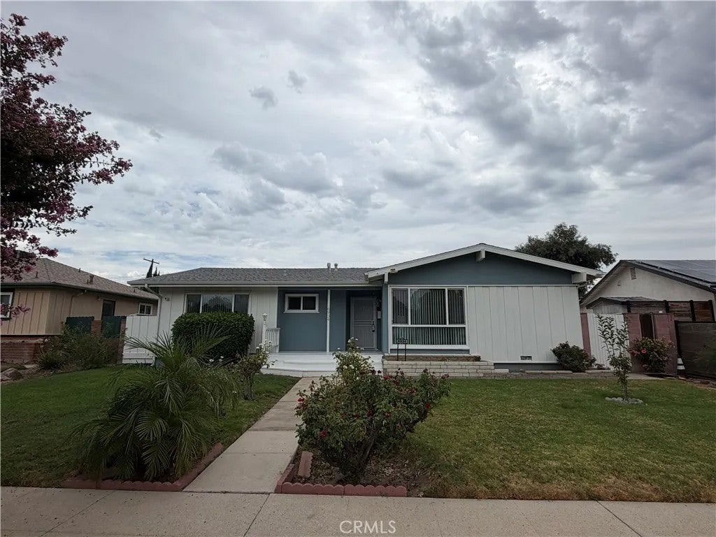 6934 Woodlake — photo