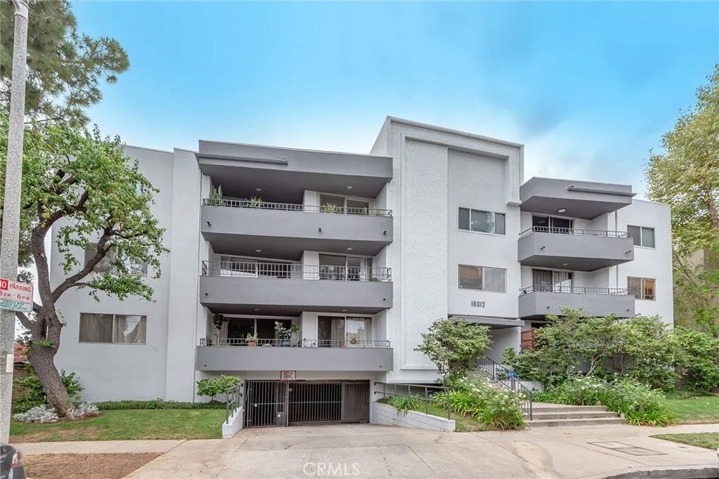 16012 Moorpark — photo