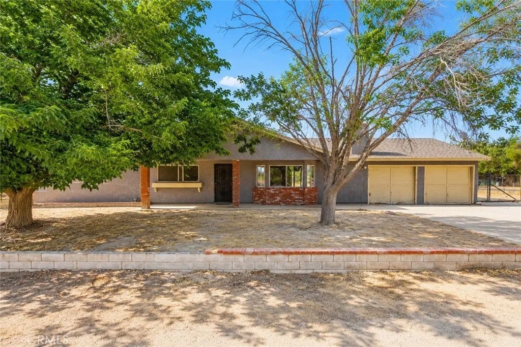 10157 E Avenue R8 — photo