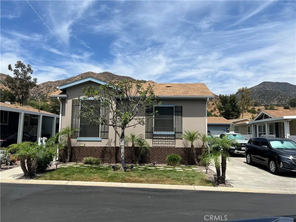 15455 Glenoaks 575 — photo