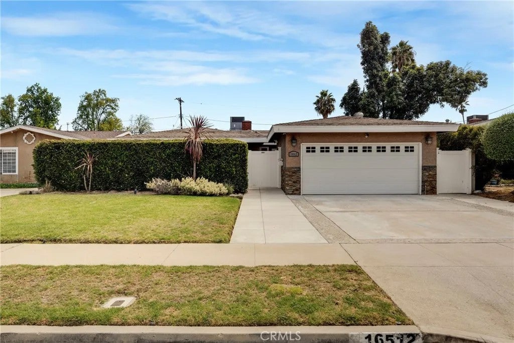 16512 Tupper — photo