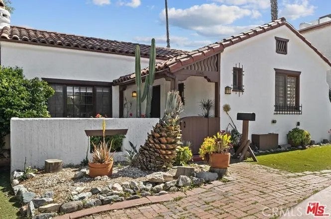 11146 Huston Street — photo