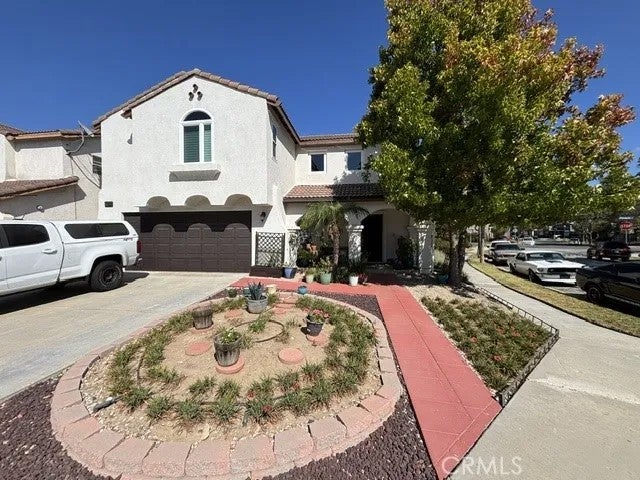 604 Isela — photo