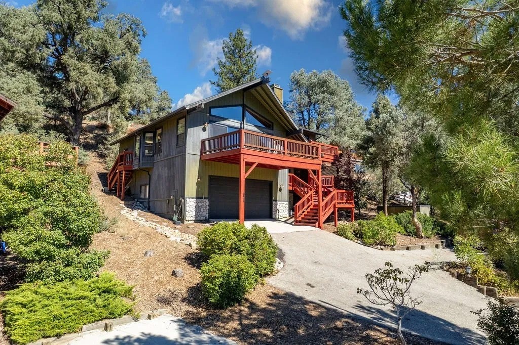 2421 Oakwood Court — photo