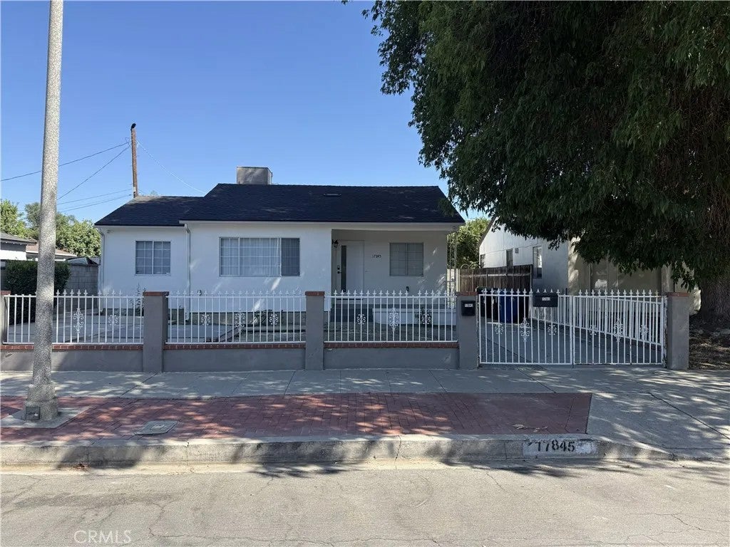 17845 Victory Blvd. — photo