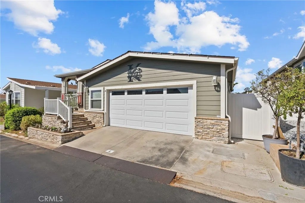 15455 Glenoaks Spc 4 — photo
