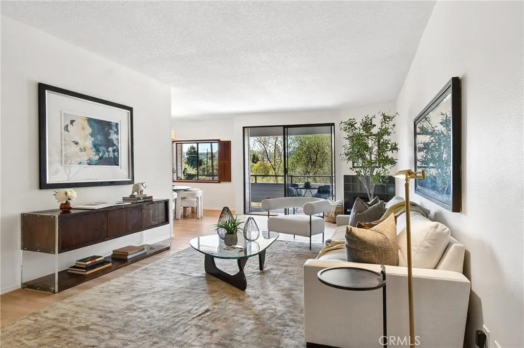 13331 Moorpark 223 — photo