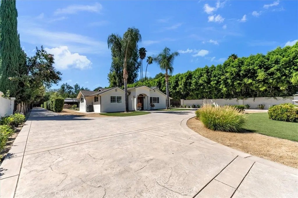 22720 Oxnard Street — photo