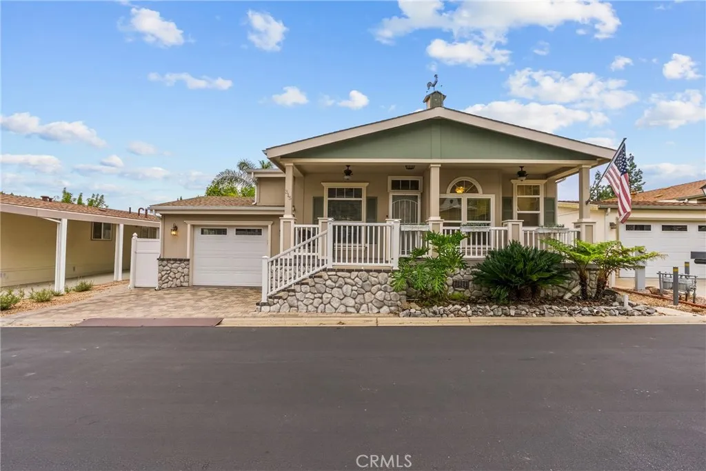 15455 Glenoaks Unit 315 — photo