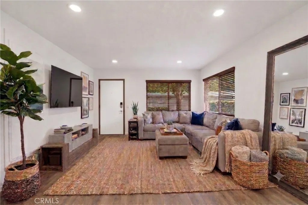 1346 E Hillcrest 40 — photo