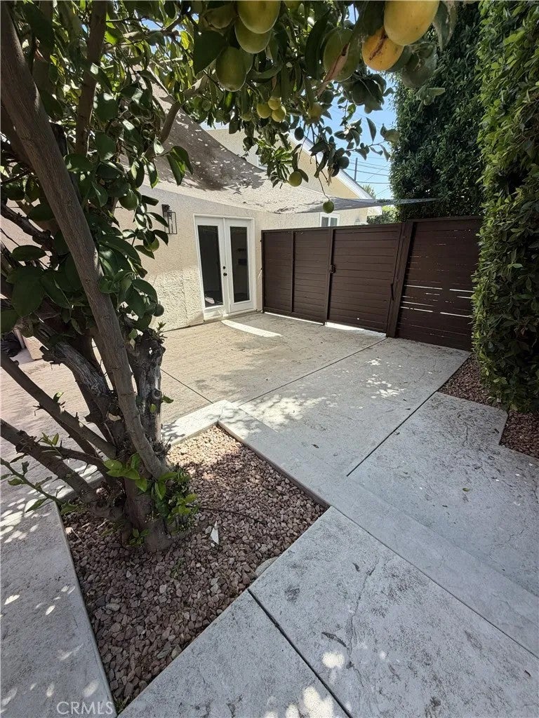 6024 Lindley Avenue — photo