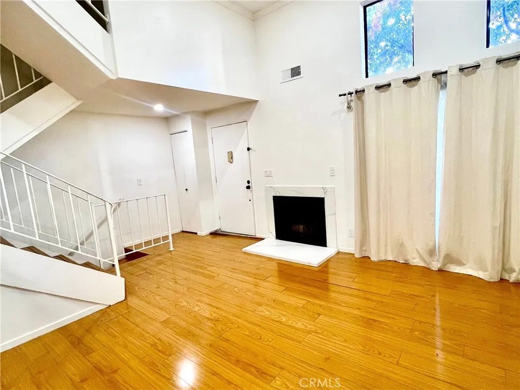 9131 Burnet Ave 23 — photo