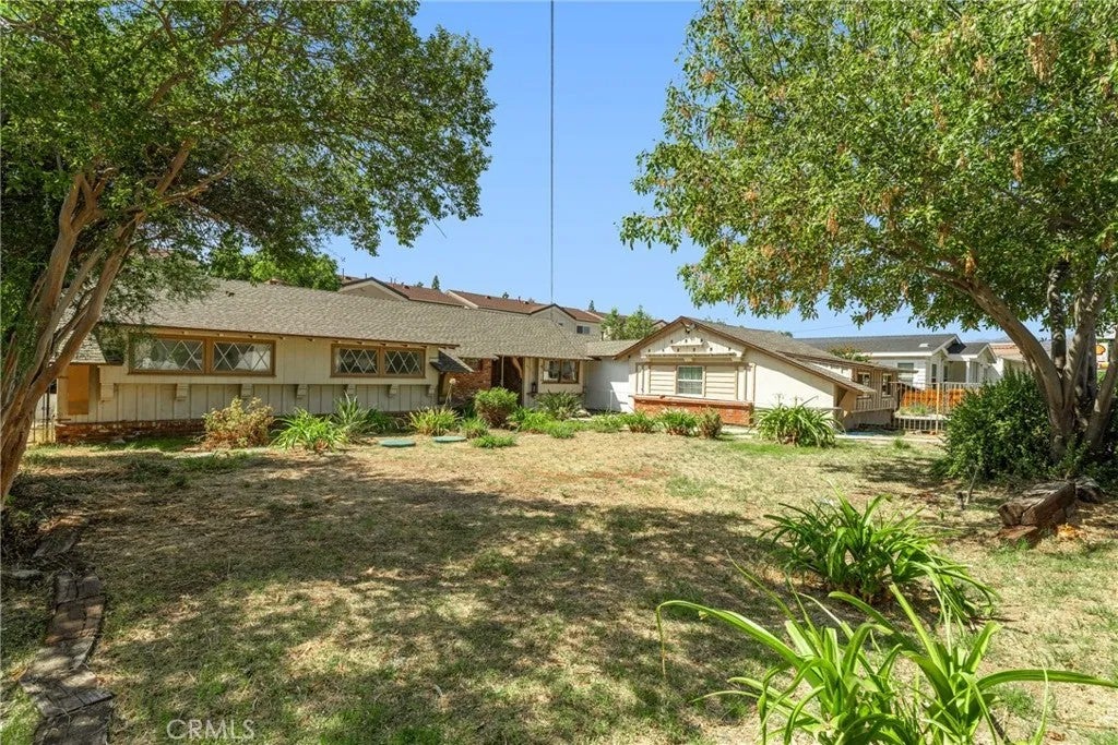 20812 Devonshire — photo